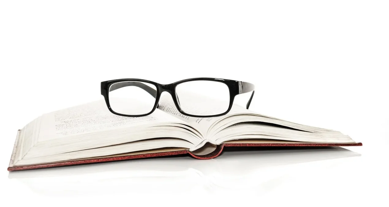 Tanie okulary korekcyjne: poznaj plusy i minusy gotowych modeli