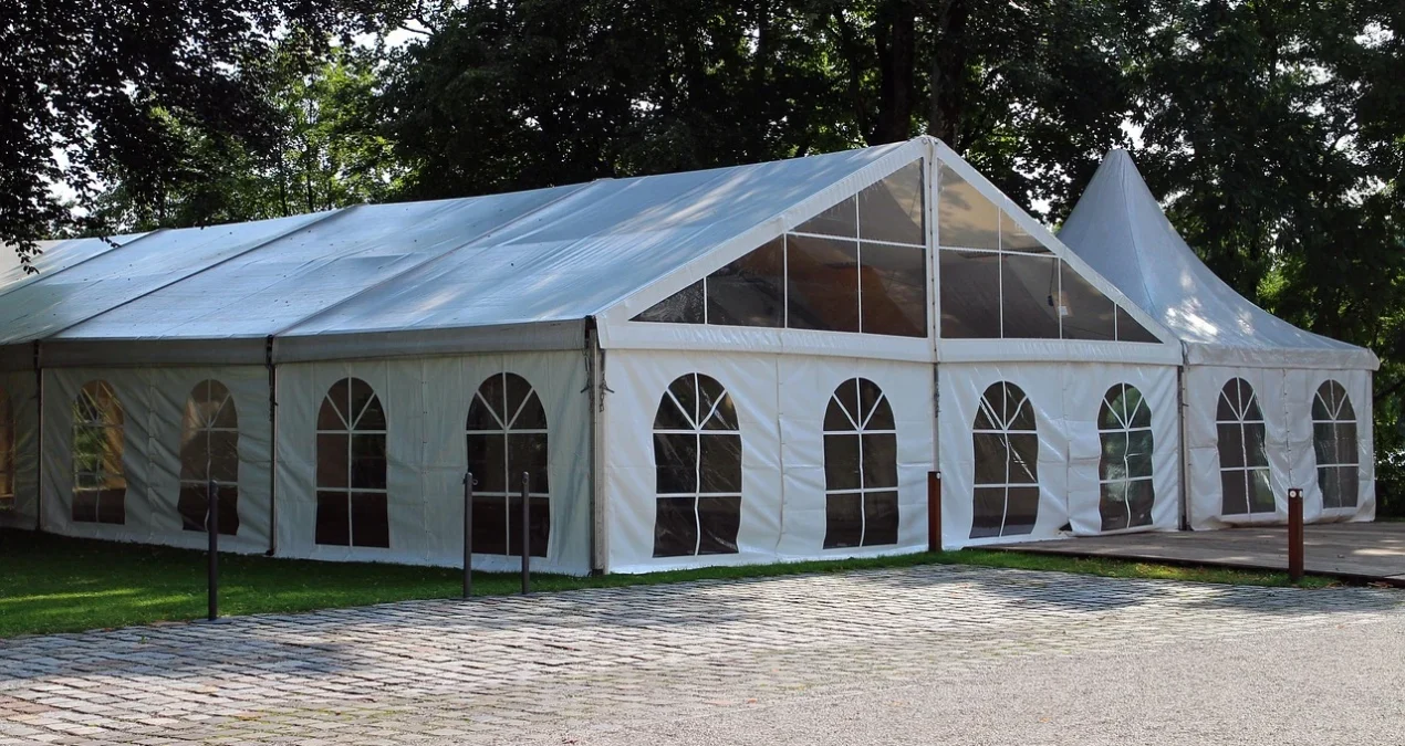 Wynajem hal namiotowych Poznań – kompleksowy montaż i profesjonalna obsługa